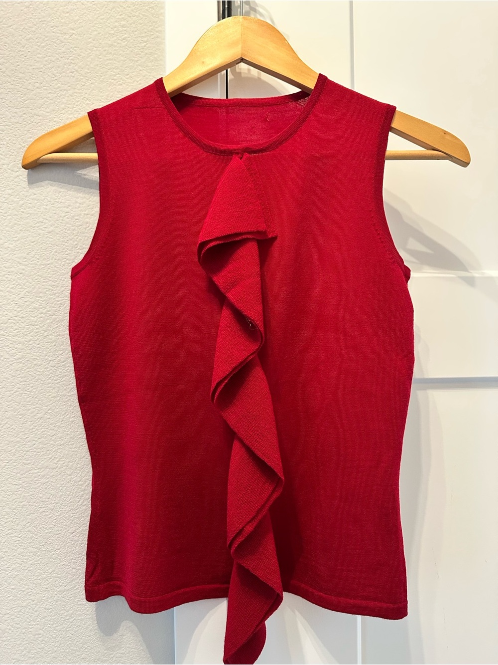 Merino fine wool sleeveless top shirt with the raffle. Size XS.